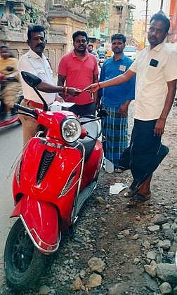 கேட்பாரற்று நின்ற இருசக்கர வாகனம் உரியவரிடம் ஒப்படைப்பு