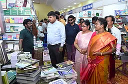 அறிவையும், அனுபவத்தையும் தருபவை புத்தகங்கள்: ஆட்சியா்