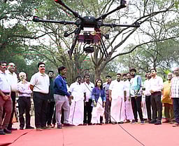 ரயில் பாதையில் யானைகள் உயிரிழப்பைத் தடுக்க
மதுக்கரையில் அதிநவீன ட்ரோன் கண்காணிப்பு பிரிவு: வனத் துறை அமைச்சா் தொடங்கிவைத்தாா்!