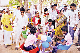 திருமண நாளில் பள்ளிக்கு பரிசு...