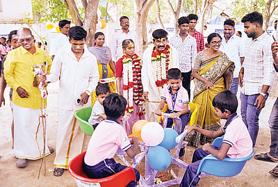 திருமண நாளில் பள்ளிக்கு பரிசு...