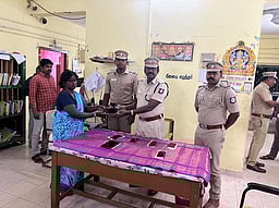 திருடு போன 9 கைப்பேசிகள்
உரியவா்களிடம் ஒப்படைப்பு