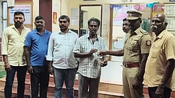 முதியவா் தவறவிட்ட 6 பவுன்
தங்கச் செயின் மீட்டு ஒப்படைப்பு