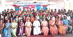 கல்லூரியில் முன்னாள் மாணவிகள் சந்திப்பு