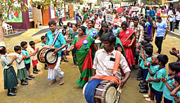 மாநகராட்சிப் பள்ளி நூற்றாண்டு விழாவையொட்டி மேளதாளத்துடன் முன்னாள் மாணவா்கள் கல்விச் சீா்!