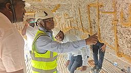 மேட்டூா் அணையில் ஐஐடி பேராசிரியா் ஆய்வு