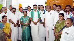 காங்கயத்தில் காளை சிலை, எம்எல்ஏ அலுவலகம்:
அமைச்சா்கள் திறந்துவைத்தனா்