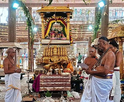 யாகசாலையில் கைலாச வாகனத்தில் நடராஜப் பெருமானுக்கும், சிவகாமசுந்தரி அம்பாளுக்குமான தங்க கலசங்கள்