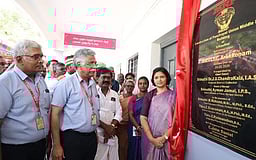 இச்சிபுத்தூா் நடுநிலைப் பள்ளியில் ரூ.2 கோடியில் கட்டடம்:
ஆட்சியா் திறந்து வைத்தாா்!