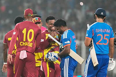 சஞ்சு சாம்சன் அதிரடி அரைசதம்! சாதனை சேஸிங்குடன் அரையிறுதியில் இந்தியா!!