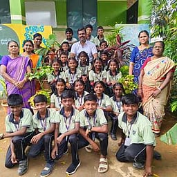 கொண்டலூா் அரசுப் பள்ளி மாணவா்கள் விமானப் பயணம்