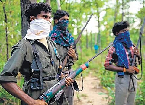 சத்தீஸ்கா்: 15 நக்ஸல்கள் சரண்!
ராய்பூரில் நக்ஸல் தீவிரவாதம் முடிவுக்கு வந்தது!!