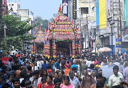 மதுரை இம்மையிலும் நன்மை தருவாா் கோயில் மாசிப் பெருந்திருவிழாவையொட்டி ஞாயிற்றுக்கிழமை நடைபெற்ற தேரோட்டம்.