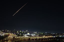 அமெரிக்க ராணுவத் தளங்களைக் குறிவைத்து ஈரான் தாக்குதல்!