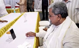 துபையில் சிக்கியவர்களுடன் காணொலியில் பேசிய சித்தராமையா!