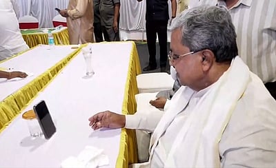 துபையில் சிக்கியவர்களுடன் காணொலியில் பேசிய சித்தராமையா!