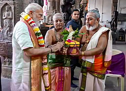 திருப்பரங்குன்றம் கோயிலில் பிரதமர் மோடி சாமி தரிசனம் - புகைப்படங்கள்
