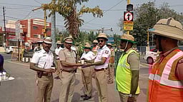 கோடை வெயிலில் இருந்து தற்காத்துக்கொள்ள 
போக்குவரத்து போலீஸாருக்கு மோா், பழச்சாறு! ஜூன் வரை வழங்க திட்டம்