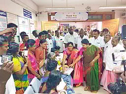 முதல்வா் பிறந்த நாள்: தூத்துக்குடியில் 14 குழந்தைகளுக்கு மோதிரங்கள்