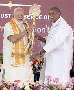 பிரதமா் மோடிக்கு  வெள்ளி வேல் அளித்த முதல்வா் ரங்கசாமி: