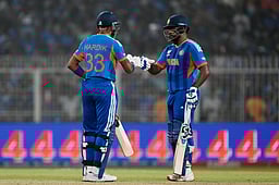 சஞ்சு சாம்சன் அதிரடி அரைசதம்! சாதனை சேஸிங்குடன் அரையிறுதியில் இந்தியா!!