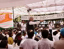 உதய் பானுவின் பிணைக்கு இடைக்கால தடை: இளைஞா் காங்கிரஸாா் அமைதி வழியில் போராட்டம்!