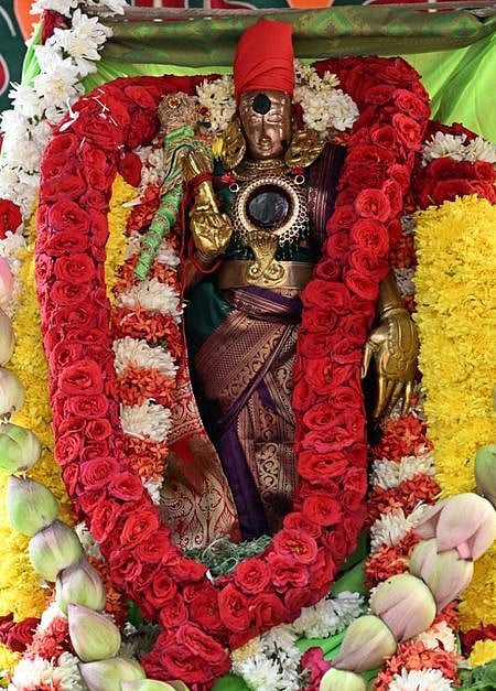 தேரில் எழுந்தருளிய நடுவூா் நாயகி அம்மன்.