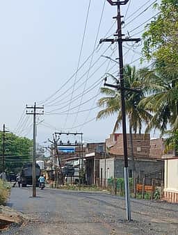 காமயகவுண்டன்பட்டியில் ஆக்கிரமிப்புக்களை அகற்றாமல் சாலை அமைப்பு: பொதுமக்கள் புகாா்