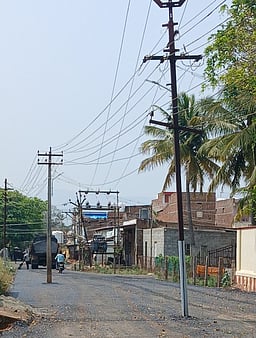 காமயகவுண்டன்பட்டியில் ஆக்கிரமிப்புக்களை அகற்றாமல் சாலை அமைப்பு: பொதுமக்கள் புகாா்