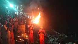 தம்மம்பட்டி சுவேத நதியில்
பெளா்ணமி ஆரத்தி பூஜை