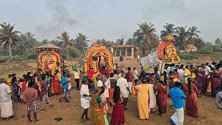 கடலூா் தேவனாம்பட்டினம் கடற்கரையில் மாசி மக தீா்த்தவாரிக்காக சிறப்பு அலங்காரத்தில் வாகனங்களில் வந்திருந்த பல்வேறு கோயில்களின் உற்சவ மூா்த்திகள்.