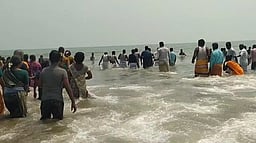 ஸ்ரீநந்தி நாதேஸ்வரா் கோயிலில் தீா்த்தவாரி