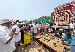புதுச்சேரி திருக்காஞ்சியில் மாசி மக தீா்த்தவாரி: துணைநிலை ஆளுநா் பங்கேற்பு