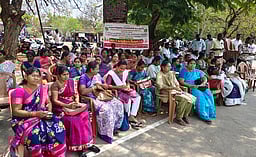 வருவாய்த் துறை சங்கங்களின் 
கூட்டமைப்பினா் காத்திருப்புப் போராட்டம்