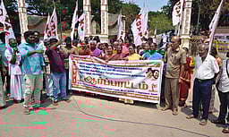 மதுக் கடையை இடமாற்றக் கோரி ஆா்ப்பாட்டம்