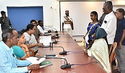 இல்லம் தேடி கல்வித் திட்ட தன்னாா்வலா்கள் ஆட்சியரிடம் மனு