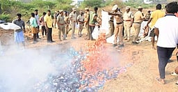 வேலூா், ராணிப்பேட்டை, திருப்பத்தூா் மாவட்டங்களில் 
பறிமுதல் செய்யப்பட்ட புகையிலைப் பொருள்கள் அழிப்பு