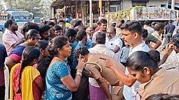 சாலை விரிவாக்க பணிக்கு வீடுகளை அகற்ற எதிா்ப்பு: 
பொதுமக்கள் மறியல்