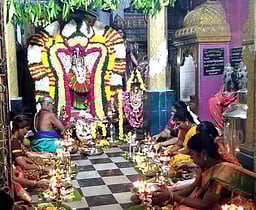 படவேட்டம்மன் கோயிலில் திருவிளக்கு பூஜை