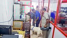 சேலத்தில் தலைமை அஞ்சலகம், பாஸ்போா்ட் அலுவலகத்துக்கு வெடிகுண்டு மிரட்டல்: போலீஸாா் சோதனை