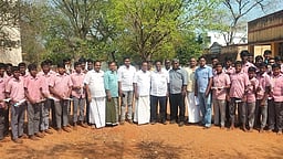 தம்மம்பட்டியில் அரசு பொதுத் தோ்வு எழுதும் மாணவா்களுக்கு எழுது பொருள்கள் வழங்கல்