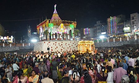 மதுரை கூடலழகா் கோயில் தெப்பத் திருவிழாவை முன்னிட்டு, டவுன்ஹால் சாலையில் உள்ள தெப்பத்தில் திங்கள்கிழமை நடைபெற்ற விழாவில் பங்கேற்றோா்.