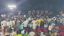 தனியாா் தொலைக்காட்சியின் நோ்காணல் நிகழ்ச்சியில் அதிமுக - திமுகவினா் மோதல்