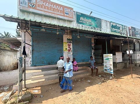 விஜயாபதியில் அடைக்கப்பட்டிருந்த கடைகள்