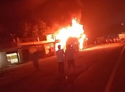 உளுந்தூா்பேட்டை அருகே தீப்பற்றி எரிந்த சொகுசுப் பேருந்து