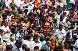 கும்பகோணம் மகாமக குளத்தில் மாசிமக தீா்த்தவாரி: திரளான பக்தா்கள் புனித நீராடல்