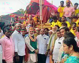 கடலூா் கடற்கரையில் மாசி மக தீா்த்தவாரி