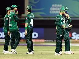 வீரா்களுக்கு அபராதம் விதிக்க பாகிஸ்தான் வாரியம் பரிசீலனை!