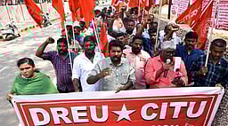 ரயில்வே தொழிலாளா்கள் ஆா்ப்பாட்டம்