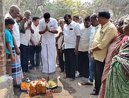 வாணியம்பாடி நகராட்சியில் சாலைப் பணிகள்: எம்எல்ஏ தொடங்கி வைத்தாா்